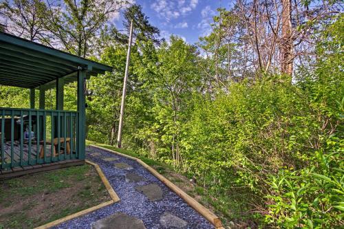 Secluded Cabin With Hot Tub, 3 Mi To Pigeon Forge!