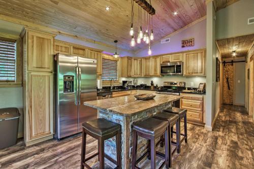 Secluded Cabin With Hot Tub, 3 Mi To Pigeon Forge!