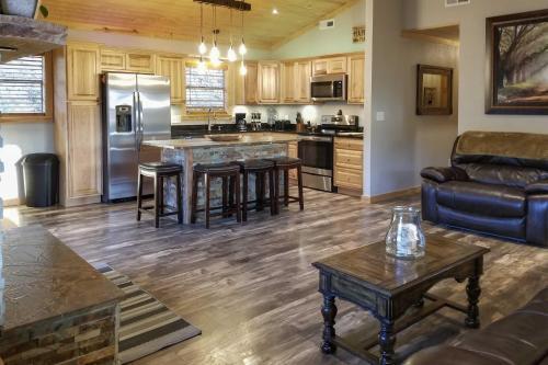 Secluded Cabin With Hot Tub, 3 Mi To Pigeon Forge!