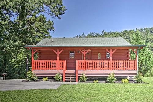 Quaint Sevierville Cabin With Hot Tub, Yard And 2 Decks