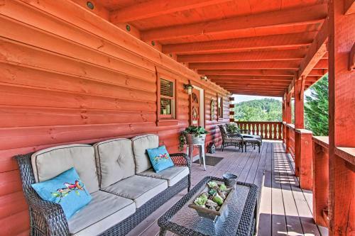 Quaint Sevierville Cabin With Hot Tub, Yard And 2 Decks