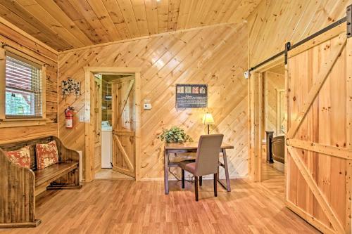 Quaint Sevierville Cabin With Hot Tub, Yard And 2 Decks