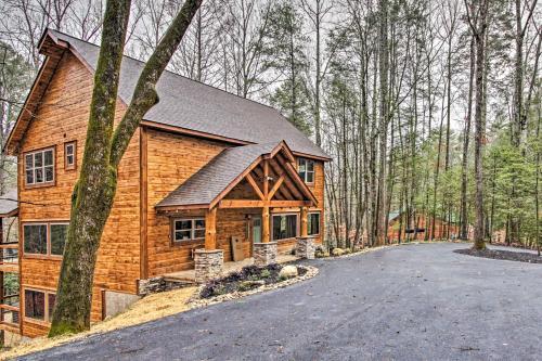 Lavish Residence With Indoor Pool Near Pigeon Forge!
