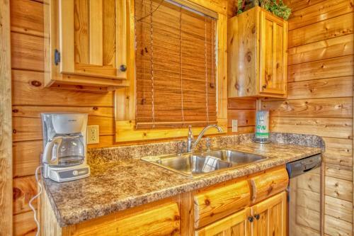 Tennessee Treasure #232 By Aunt Bug's Cabin Rentals