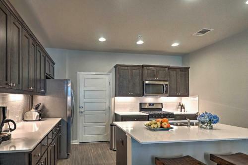 Upscale And Modern Austin Townhome With Pool Access!