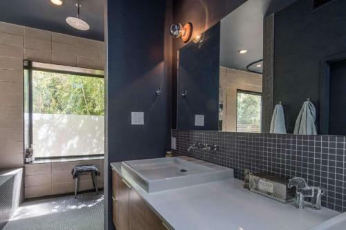 Contemporary Home In Downtown Austin