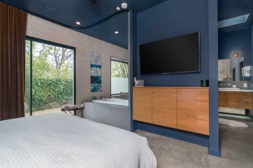 Contemporary Home In Downtown Austin