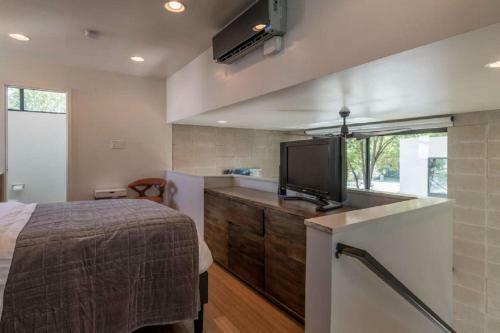 Contemporary Home In Downtown Austin