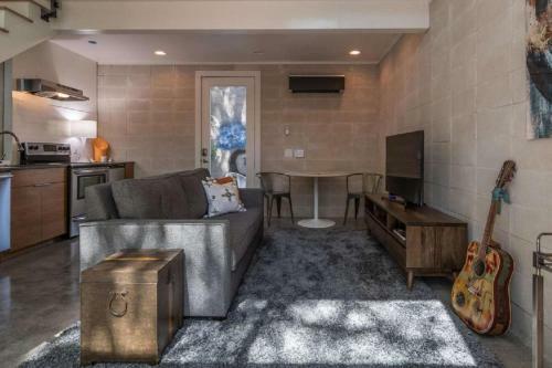 Contemporary Home In Downtown Austin