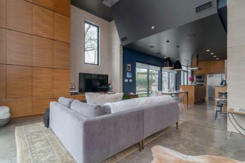 Contemporary Home In Downtown Austin