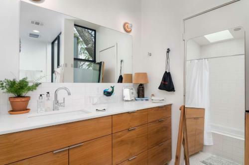 Contemporary Home In Downtown Austin