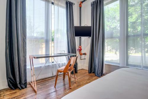 Adina - Chandelier Suite - Accessible Hotel Room