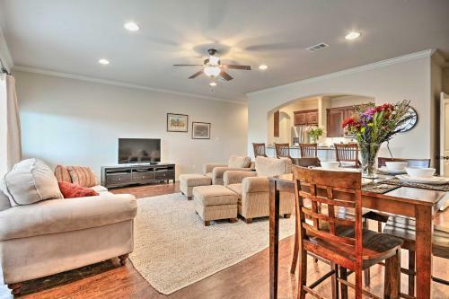 College Station Townhouse With Patio And Pool Access!