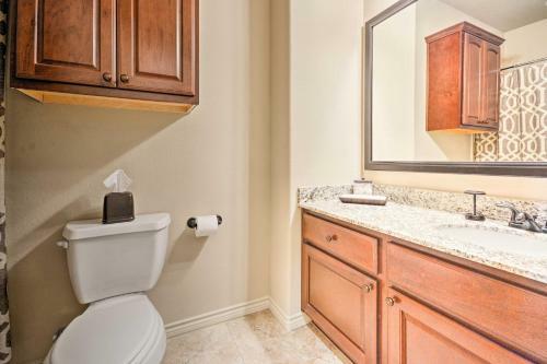 College Station Townhouse With Patio And Pool Access!