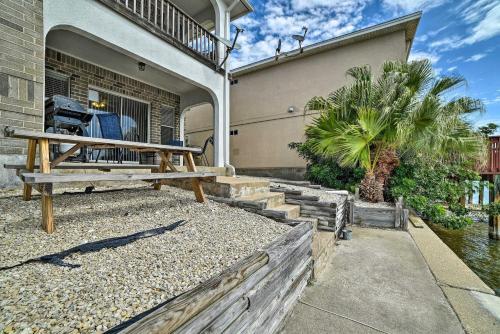 Apartamento Canalfront Condo With Dock Less Than 2 Mi To The Beach!