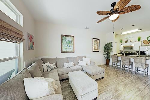 Poolside Beauty With Heated Pool - Steps To Beach Townhouse