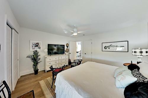 Apartamento Chic Canal-front Escape - Dock & Direct Bay Access Condo