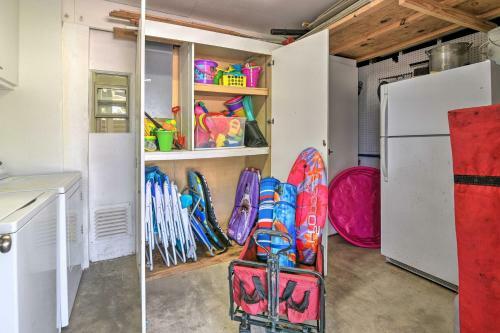 Cozy Galveston Home With Deck - Walk To The Beach!
