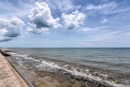 Apartamento Coastal Getaway With Pool Access - 1mi To Beach