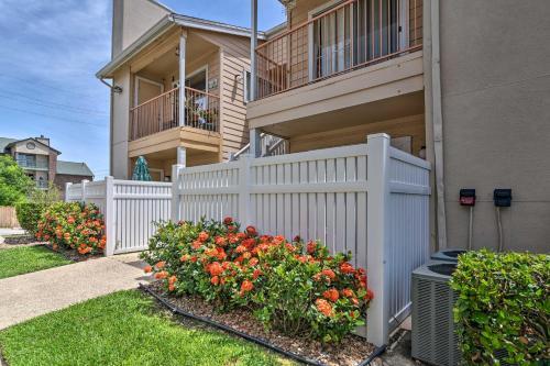 Apartamento Coastal Getaway With Pool Access - 1mi To Beach