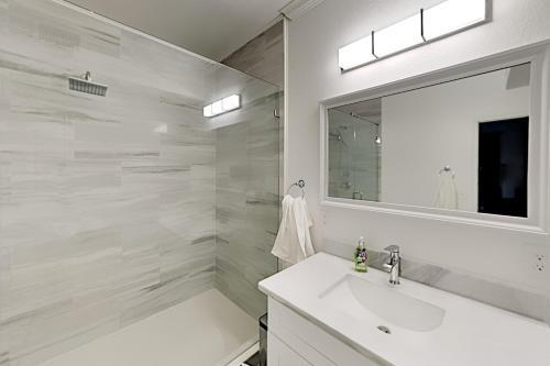 Renovated Gulf Getaway - Walk To Beach & Dining Home
