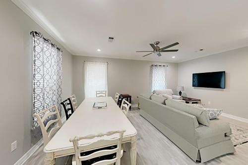 Renovated Gulf Getaway - Walk To Beach & Dining Home