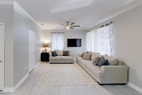 Renovated Gulf Getaway - Walk To Beach & Dining Home