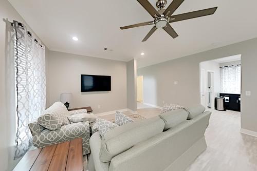Renovated Gulf Getaway - Walk To Beach & Dining Home