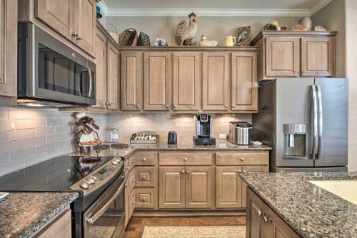 Pet-friendly Townhome About 2 Mi To Town Square!