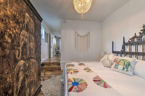 Chic Granbury Home 1 Block To Historic Dtwn!