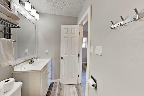 Updated Hill Country Gem - Walk To Lake & Dining Home