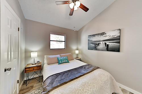 Updated Hill Country Gem - Walk To Lake & Dining Home