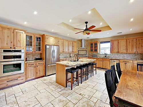New Listing! Lakefront Beauty With Boat Launch Home
