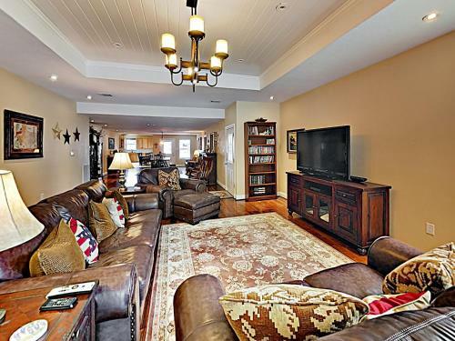 New Listing! Lakefront Beauty With Boat Launch Home