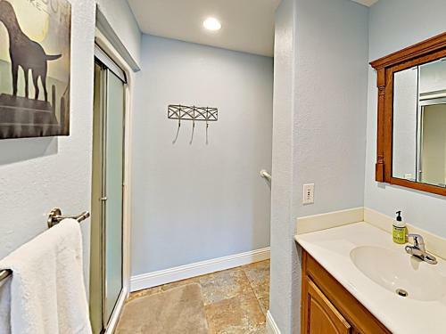New Listing! Lakefront Beauty With Boat Launch Home
