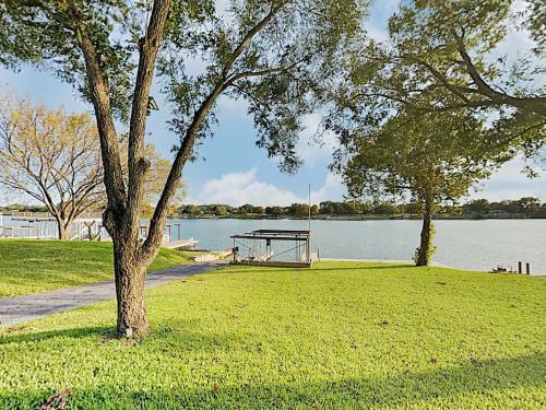 New Listing! Lakefront Beauty With Boat Launch Home