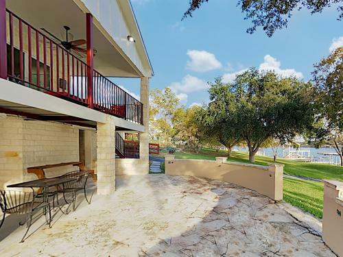 New Listing! Lakefront Beauty With Boat Launch Home