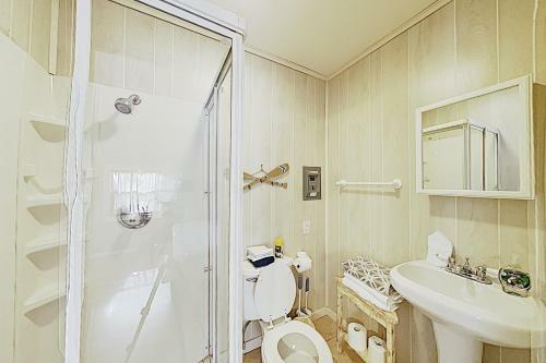 Lakefront Oasis W/ Private Dock & 23? Boat Slip Home