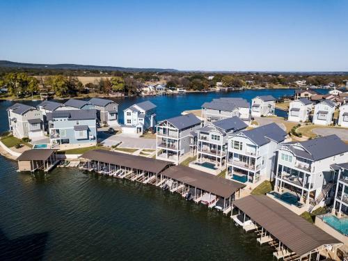 Lakeside Property With Temperature Control Pool On Lake Lbj