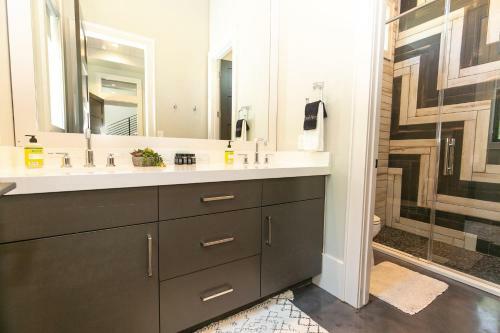 Wake & Roll - Loma Linda Luxury Lakeside Getaway