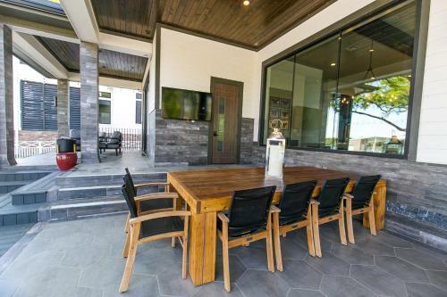 Wake & Roll - Loma Linda Luxury Lakeside Getaway