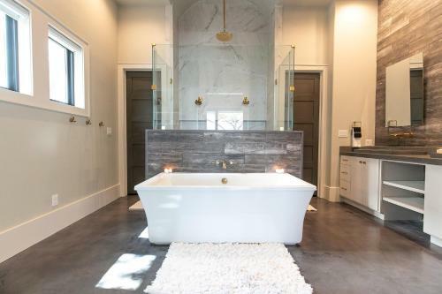 Wake & Roll - Loma Linda Luxury Lakeside Getaway