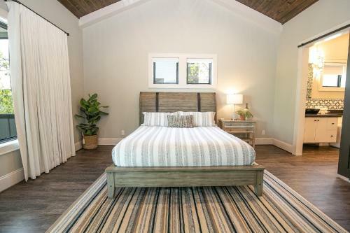 Wake & Roll - Loma Linda Luxury Lakeside Getaway