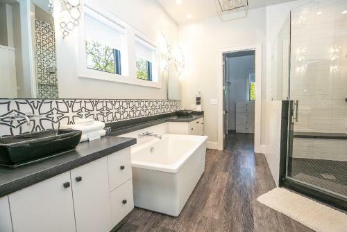 Wake & Roll - Loma Linda Luxury Lakeside Getaway
