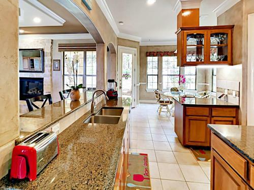 New Listing! Luxurious Estate With Lakeside Views! Home
