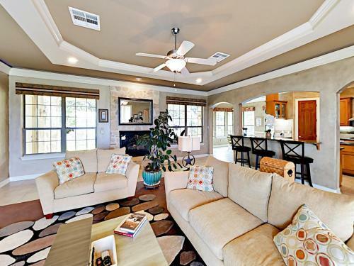 New Listing! Luxurious Estate With Lakeside Views! Home