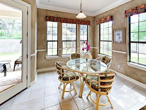 New Listing! Luxurious Estate With Lakeside Views! Home
