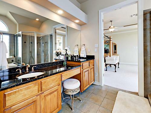 New Listing! Luxurious Estate With Lakeside Views! Home