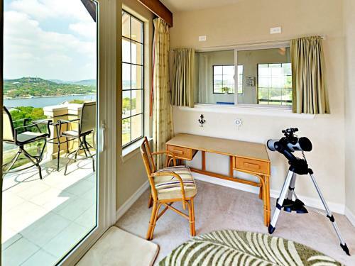 New Listing! Luxurious Estate With Lakeside Views! Home