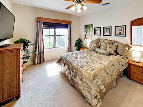 New Listing! Luxurious Estate With Lakeside Views! Home